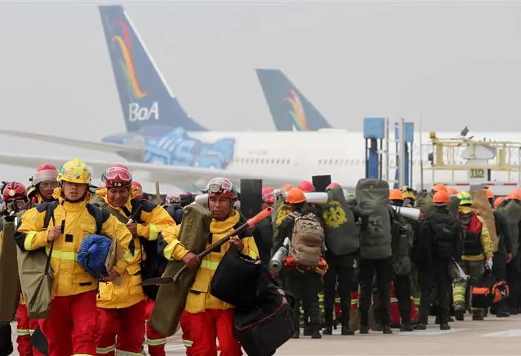 Incendios: Operan con naves con 800 litros que no abastecen ante la magnitud de las llamas